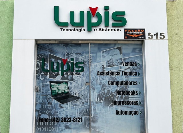 Fachada da Lupis na Rua Benjamin Constant, 515, em Guarapuava, com a placa da loja e a vitrine listando vendas, assistência técnica e computadores