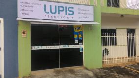 Fachada antiga da loja Lupis em 2015, com a placa de assistência técnica, consultoria, informática e vendas